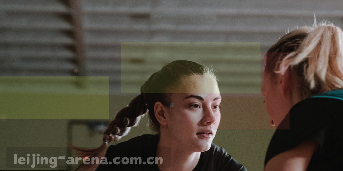 数据粒子与刻度线构成的横向发光纹理